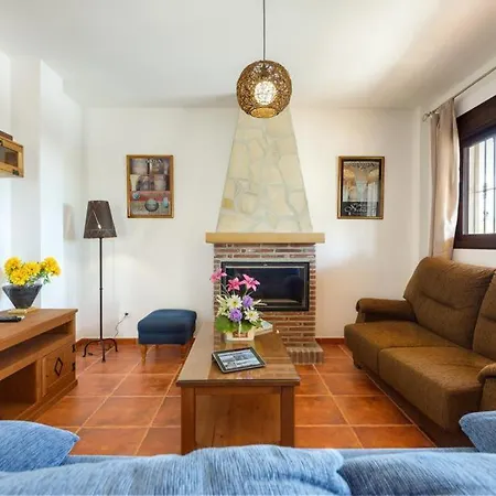 Sleeps 6 With Pool Air Con And Wifi Nerja