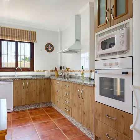 Sleeps 6 With Pool Air Con And Wifi *